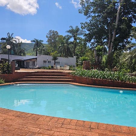 Pecan Farm Guesthouse หลุยส์ทริคาร์ดท์ ภายนอก รูปภาพ
