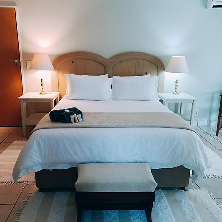 Pecan Farm Guesthouse หลุยส์ทริคาร์ดท์ ภายนอก รูปภาพ