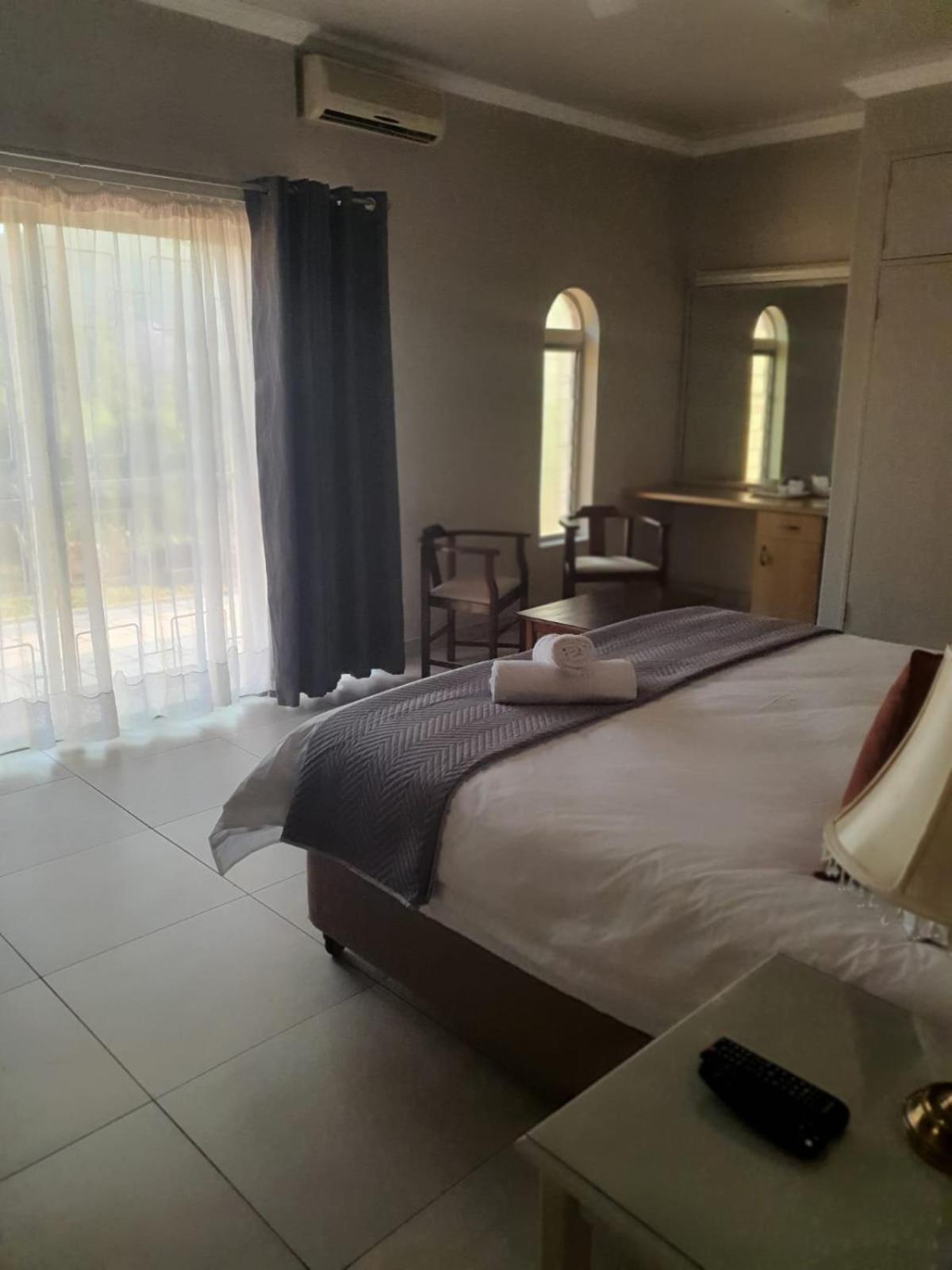 Pecan Farm Guesthouse หลุยส์ทริคาร์ดท์ ภายนอก รูปภาพ