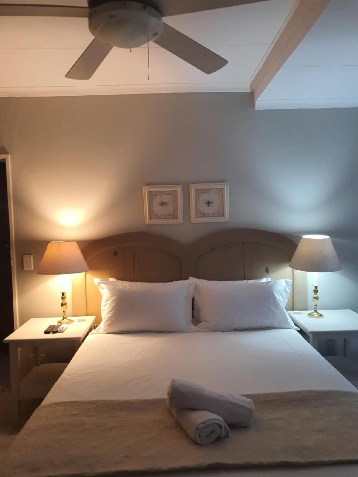 Pecan Farm Guesthouse หลุยส์ทริคาร์ดท์ ภายนอก รูปภาพ