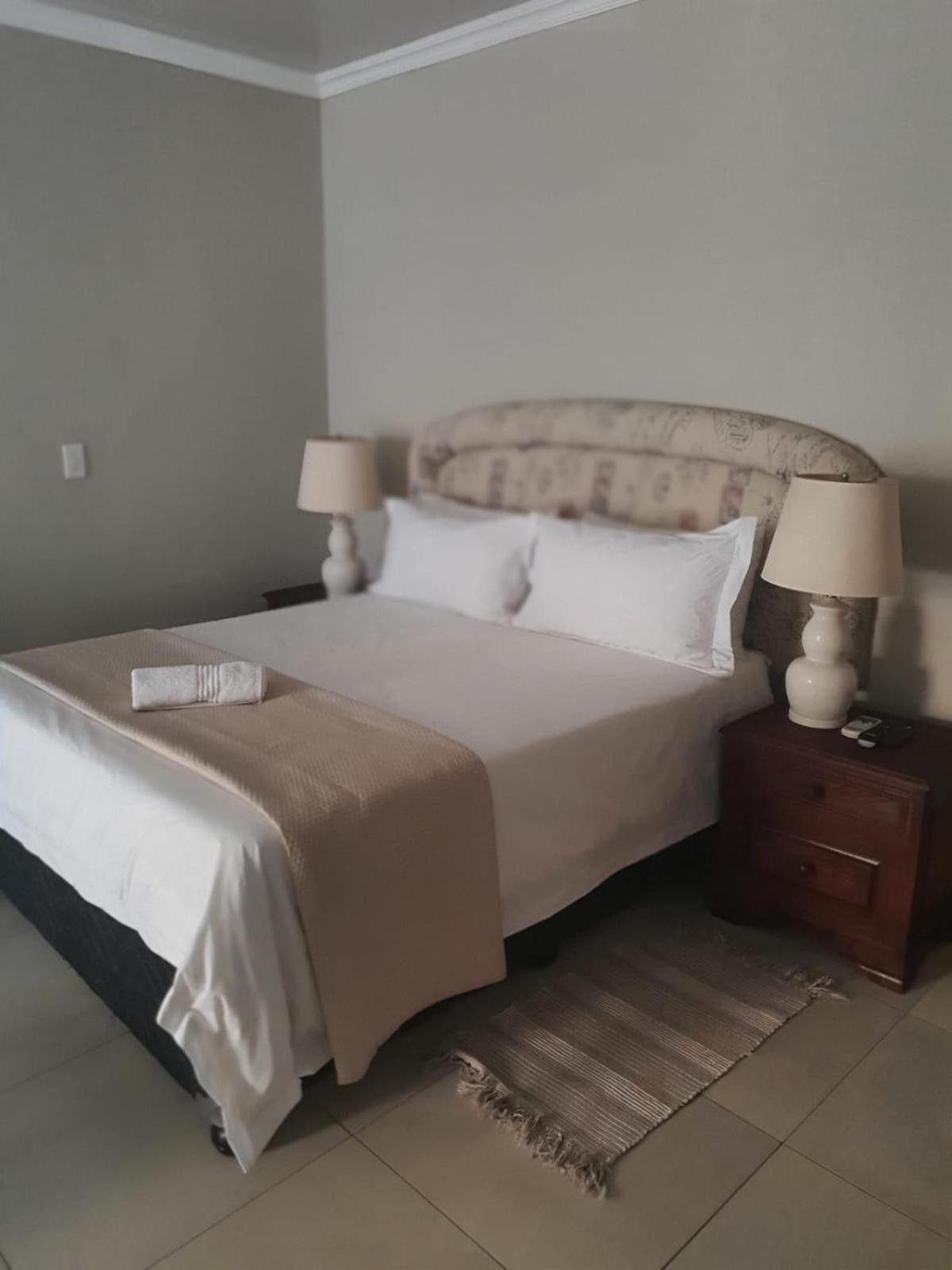 Pecan Farm Guesthouse หลุยส์ทริคาร์ดท์ ภายนอก รูปภาพ