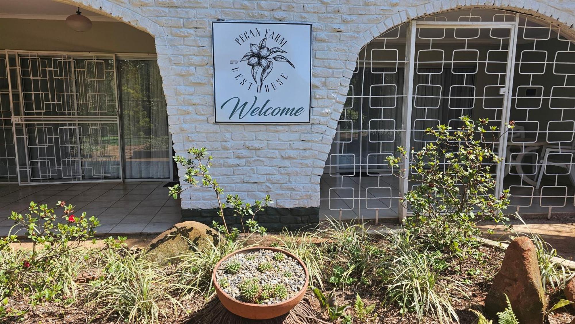 Pecan Farm Guesthouse หลุยส์ทริคาร์ดท์ ภายนอก รูปภาพ