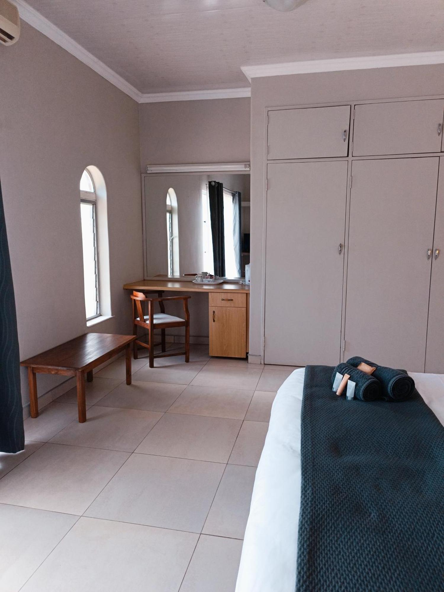 Pecan Farm Guesthouse หลุยส์ทริคาร์ดท์ ภายนอก รูปภาพ