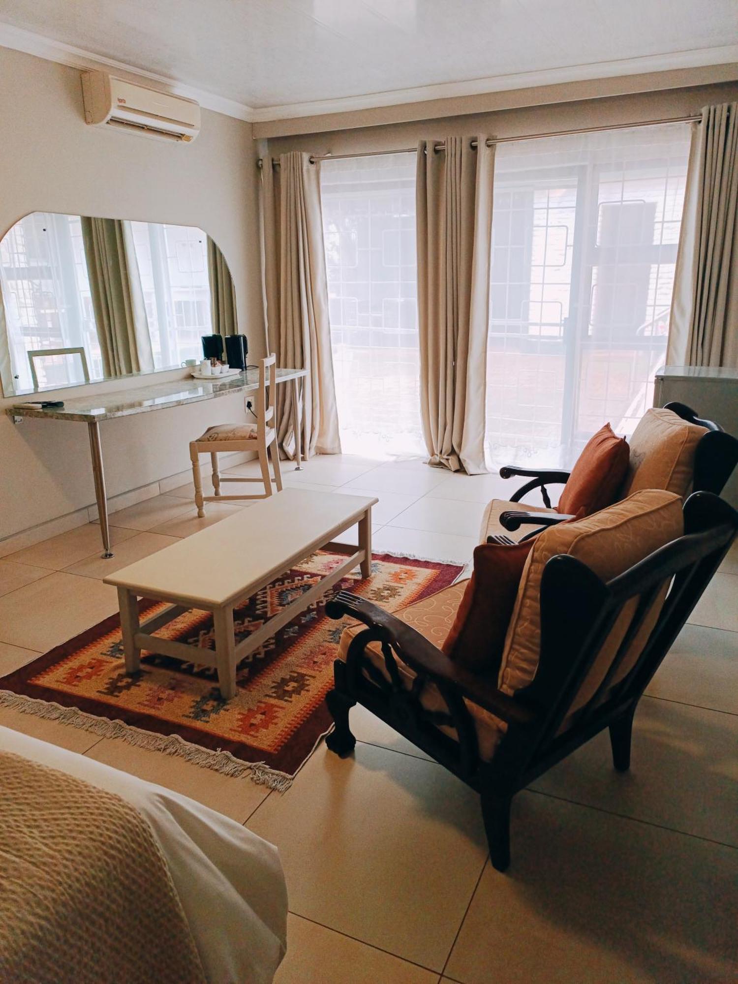 Pecan Farm Guesthouse หลุยส์ทริคาร์ดท์ ภายนอก รูปภาพ
