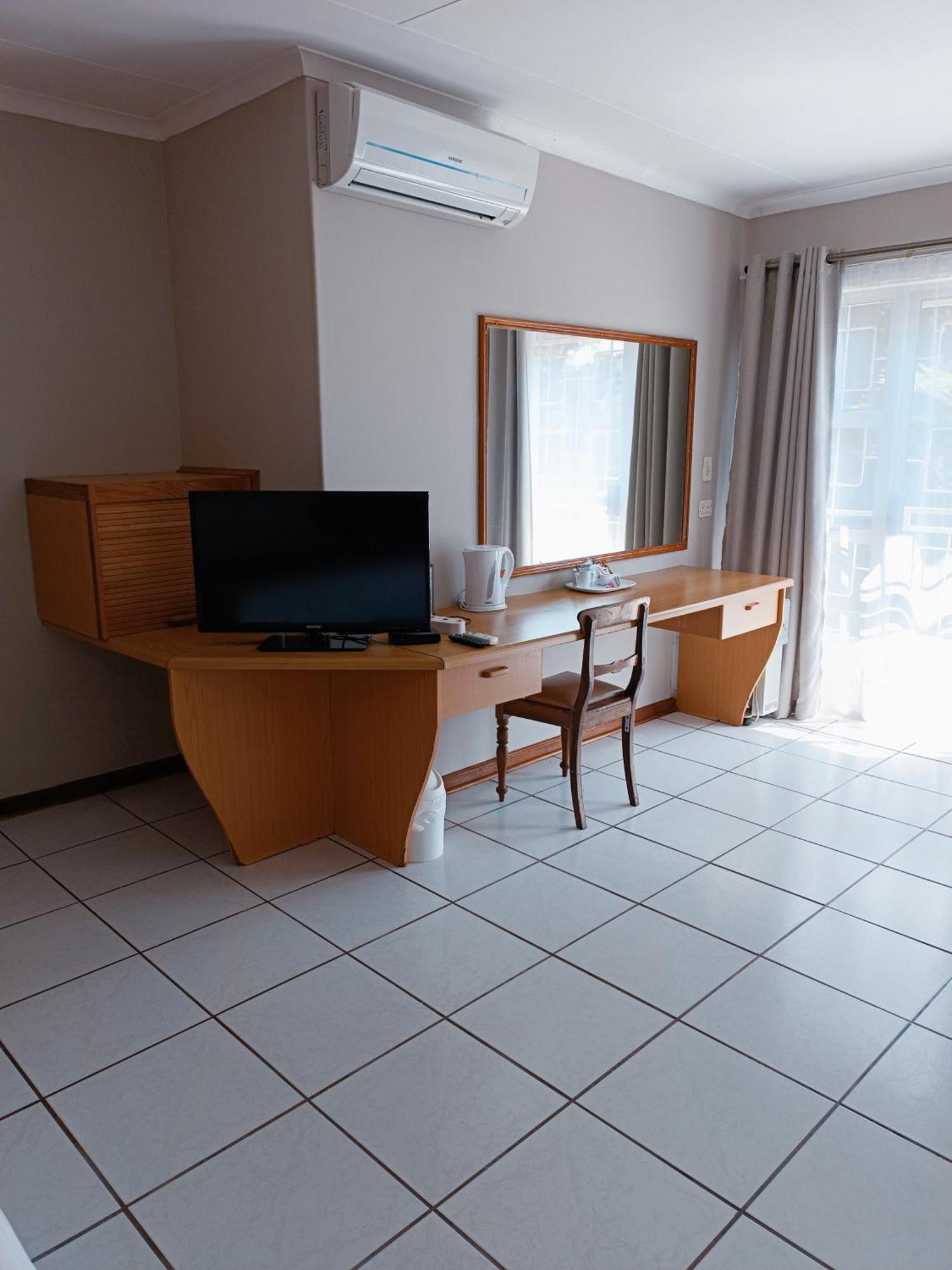 Pecan Farm Guesthouse หลุยส์ทริคาร์ดท์ ภายนอก รูปภาพ