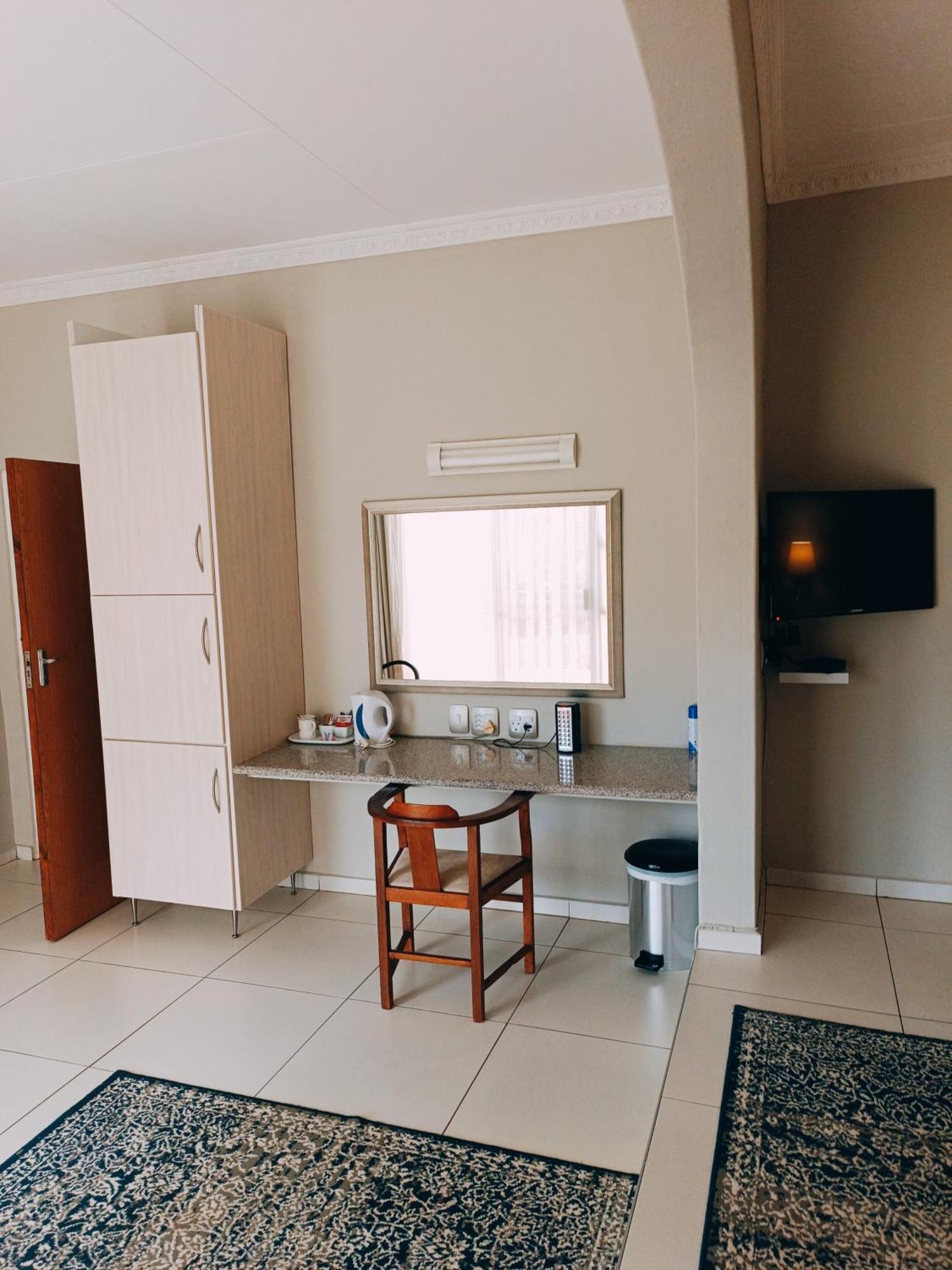 Pecan Farm Guesthouse หลุยส์ทริคาร์ดท์ ภายนอก รูปภาพ