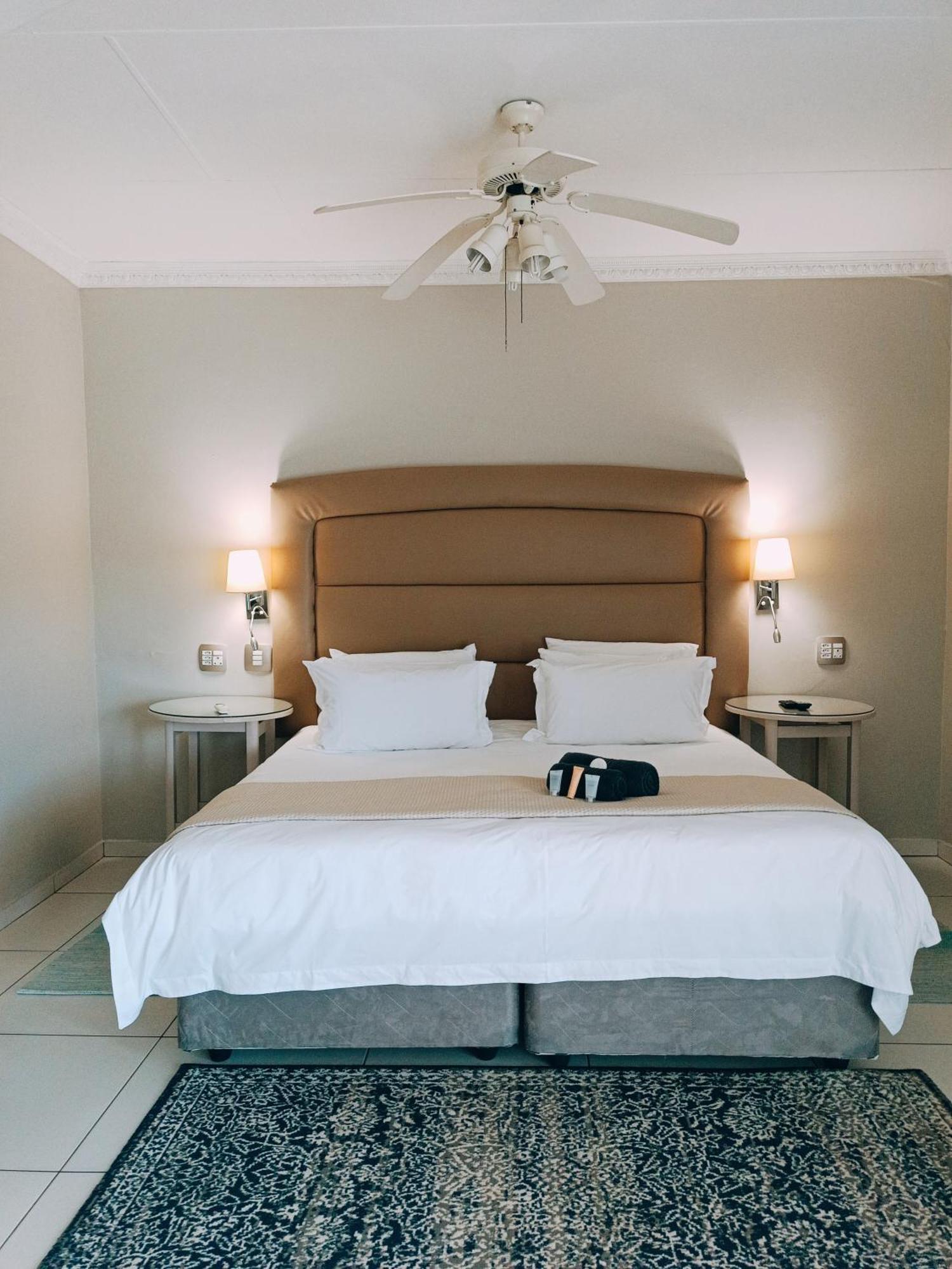Pecan Farm Guesthouse หลุยส์ทริคาร์ดท์ ภายนอก รูปภาพ