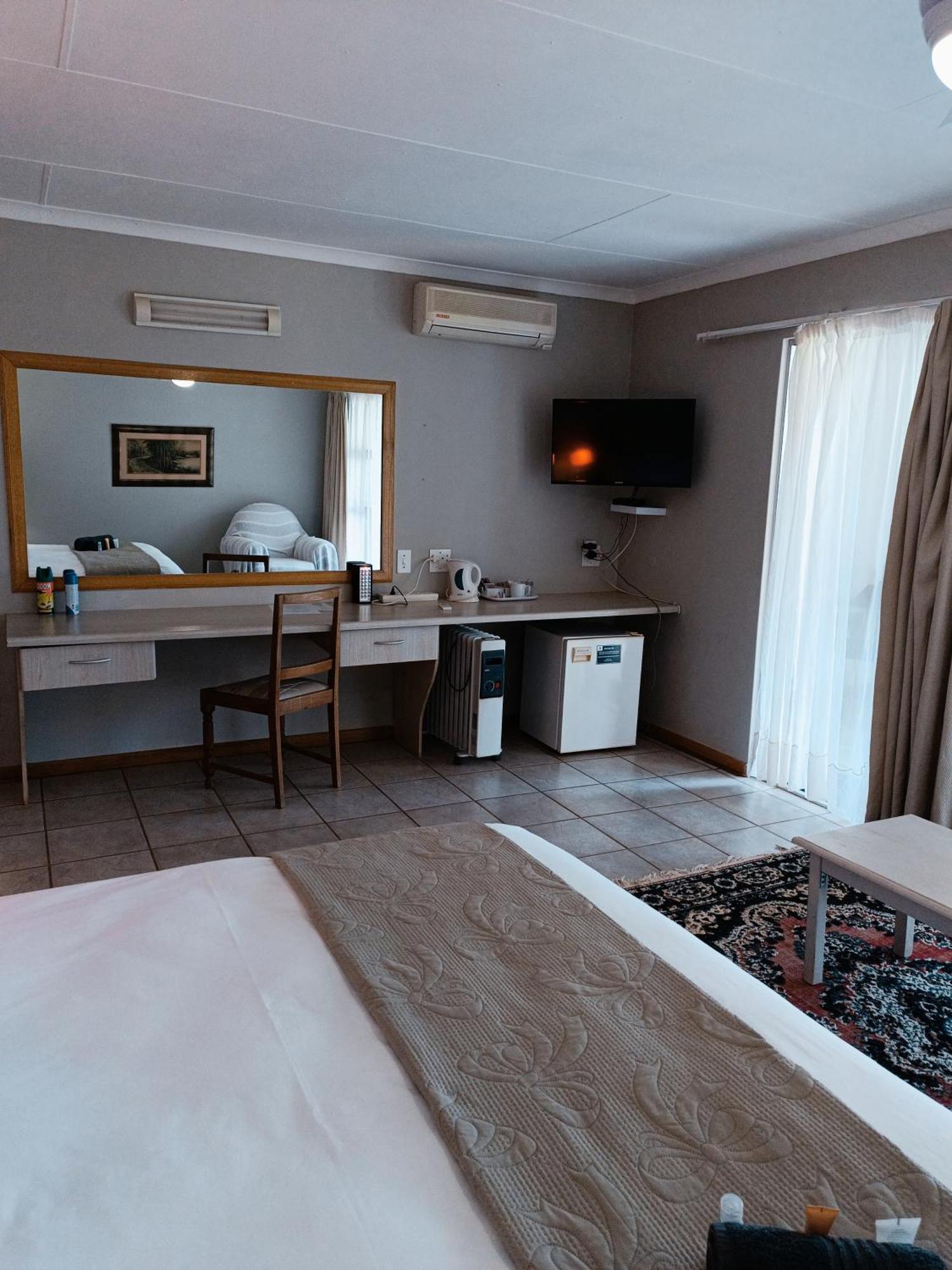 Pecan Farm Guesthouse หลุยส์ทริคาร์ดท์ ภายนอก รูปภาพ