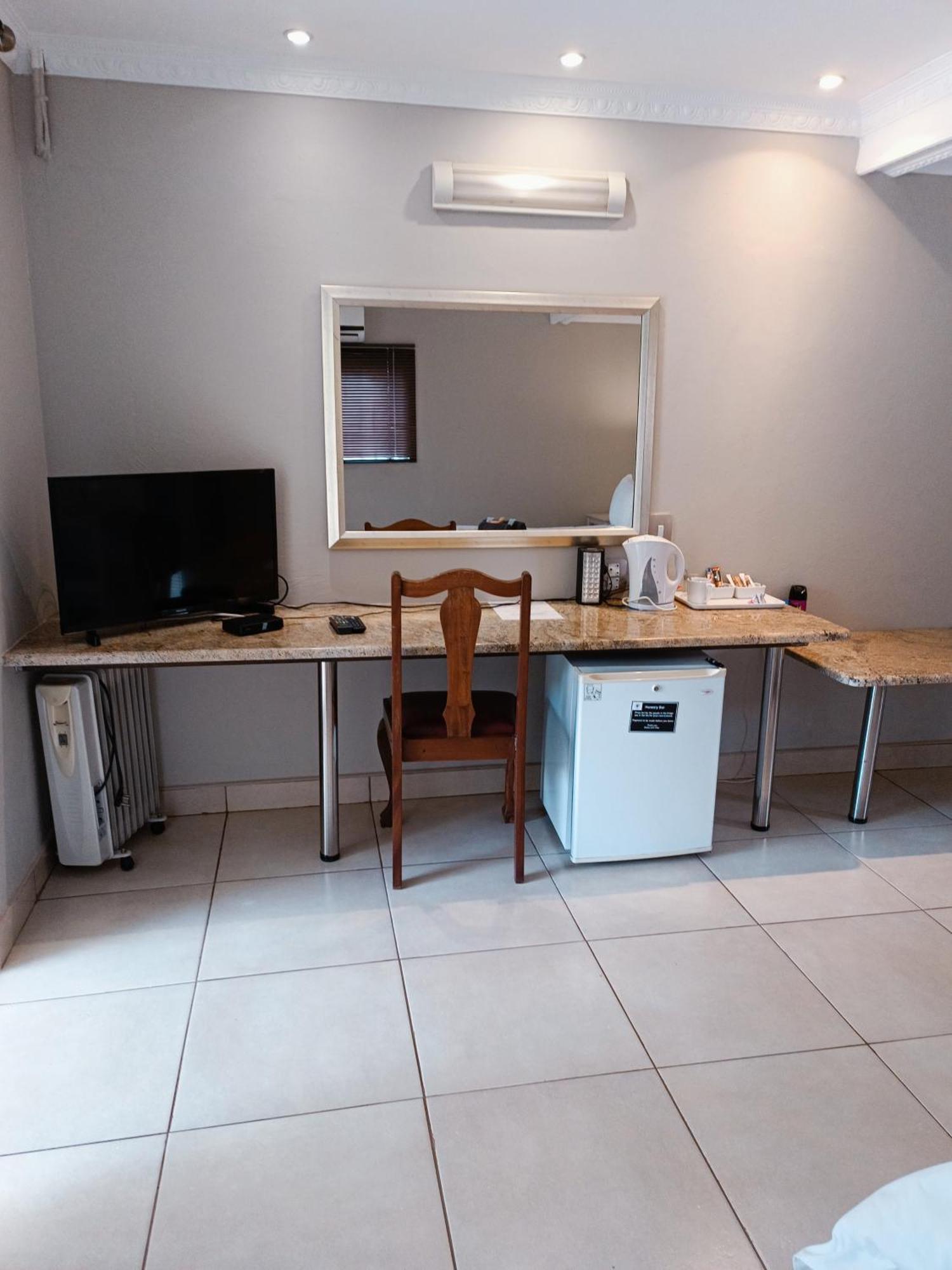 Pecan Farm Guesthouse หลุยส์ทริคาร์ดท์ ภายนอก รูปภาพ